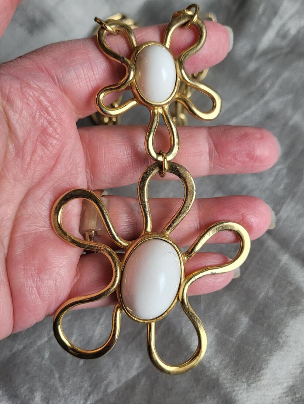 Vintage Style Gold Tone Chain Necklace with White Oval Flower Pendants - Picture 5 of 5